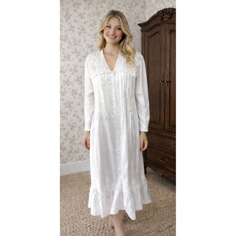 Vtg White Cotton Night Gown Lace Collar Pin Tuck Size Small Primitive Cottage